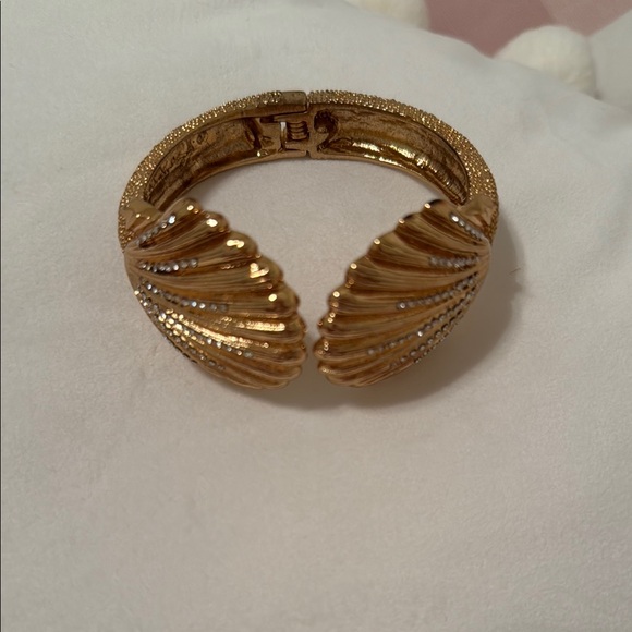 Gold Shell Design Bracelet - Picture 1 of 3